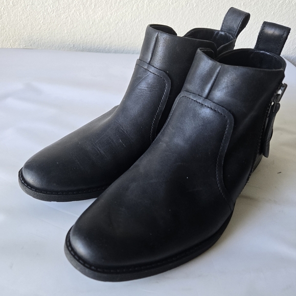 UGG Aureo Black Smooth Leather Ankle Zipper-Up Booties Size 8 - Picture 2 of 16